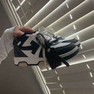 This or sum off with shoes size 6 in Anderson